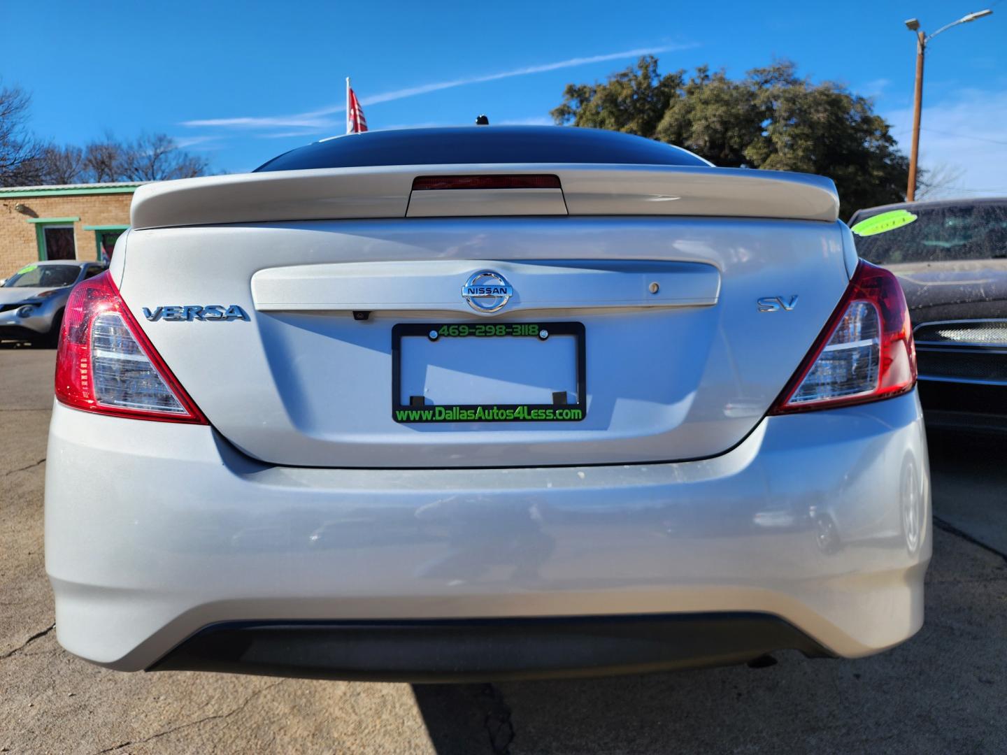 2019 SILVER Nissan Versa SV (3N1CN7AP0KL) , AUTO transmission, located at 2660 S.Garland Avenue, Garland, TX, 75041, (469) 298-3118, 32.885551, -96.655602 - Photo#4